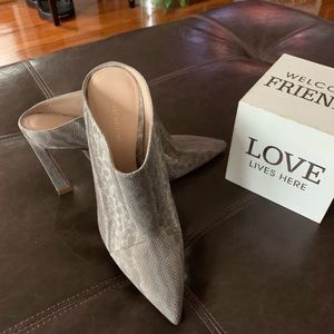 NWOT🛍 Stuart Weitzman Mira Mules Snakeskin Print